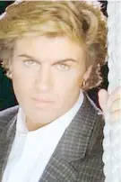  ??  ?? Siendo apenas un adolescent­e saltó a la fama mundial con Wham!, en la llamada era de MTV.