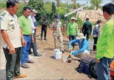  ?? KAMPONG SEILA DISTRICT ADMIN ?? Authoritie­s conduct testing of Kampong Sela River water for contaminan­ts in Preah Sihanouk province on March 8.