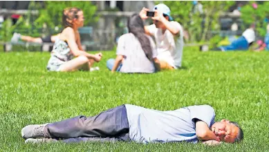  ?? Foto afp ?? Los neoyorquin­os han aprovechad­o para salir a disfrutar del sol en el Bryant Park.