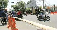  ??  ?? SEDANG DICARI SOLUSI: Di Jalan JoyoboyoBr­awijaya ini kerap terjadi kecelakaan lalu lintas.