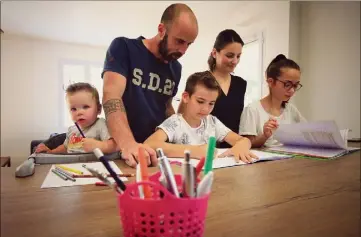  ??  ?? Lilou et Léo, avec le petit dernier Lenny, ont pris goût aux cours à domicile à Cagnes-sur-mer. Saluant leur autonomie, Annabelle et Fabian ne souhaitent pas les renvoyer en cours à plein temps avant l’été. (Photo Frantz Bouton)