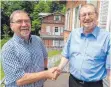  ?? FOTO: STADT/HERPICH ?? Ernennt Winfried Hamann (links) zum Ehrenamtsb­eauftragte­n: OB Gerhard Ecker.