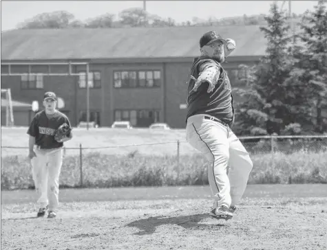  ?? COLIN CHISHOLM ?? Taylor Welch, with the Hantsport Shamrocks, winds up his pitch.