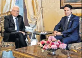  ??  ?? NOVI MANDAT Popularni predsjedni­k Sergio Mattarella (lijevo) vjeruje Conteu (desno) da može sklopiti sljedeću stabilnu većinu