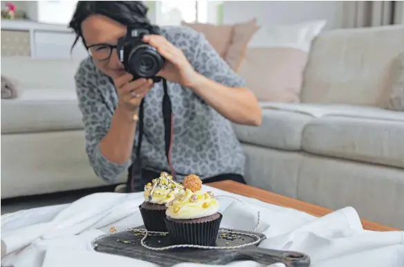  ?? FOTO: HELENA GOLZ ?? Fräulein Kuchenzaub­er bei der Arbeit: Christina Rehm rückt ihre Kreation ins rechte Licht.