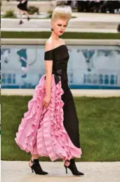  ??  ?? Para el desfile Alta Costura Primavera-verano 2019, Chanel reprodujo una villa italiana.