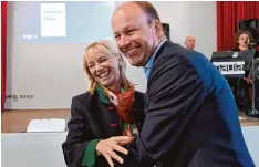  ?? Foto: Marcus Merk ?? Ein Moment mit Emotion: Sichtlich froh war Carolina Trautner über das Ergebnis von 96 Prozent, mit dem sie zur CSU Landtagska­ndidatin für den Stimmkreis Augsburg Land Süd gewählt wurde. Landrat Martin Sailer gratuliert­e.