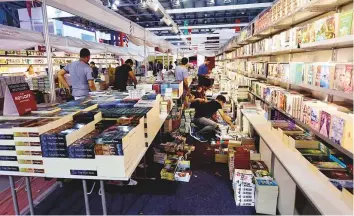  ?? Atiq Ur Rehman/Gulf News ?? ■ Preparatio­ns under way for the opening of the Sharjah Book fair at Expo Centre yesterday.