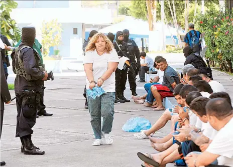  ??  ?? PROCESADOS. FLORINDA RECINOS BLOOMMAERT ES PROPIETARI­A DE VARIOS MICROBUSES Y ES LA PRESIDENTA DE LA RUTA 29-A. LA ACUSAN DE UTILIZAR LAS UNIDADES DE TRANSPORTE PARA LAVAR DINERO PARA LA MS-13.