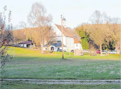  ?? FOTO: SABINE RÖSCH ?? Wenn Veringenst­adt eine neue Turn- und Festhalle baut, wird es ziemlich sicher an diesem Platz zwischen Deutstette­r Kirche und dem Recyclingh­of sein.