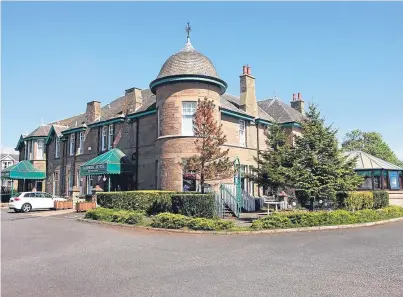  ?? Picture: Bob Douglas. ?? The 13-room Tay Street establishm­ent overlookin­g the first green of Monifieth Golf Links could be turned into nine homes.