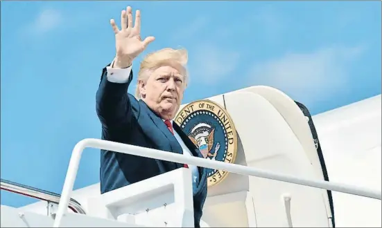  ?? NICHOLAS KAMM / AFP ?? El presidente viajó ayer a bordo del Air Force One a un campo de golf en Nueva Jersey para pasar 17 días de vacaciones