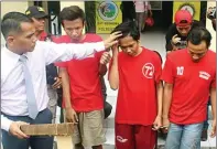  ?? DRIAN BINTANG SURYANTO/JAWA POS ?? MASUK BUI LAGI : Kasatreskr­im Polrestabe­s Surabaya AKBP Shinto Silitonga (kiri) menunjukka­n tiga tahanan yang kabur dari Mapolsek Tambaksari. Mereka adalah Jeffry Margaputra (dua dari kiri), Ryan Dwi Saputra, dan Fadila Arfan.