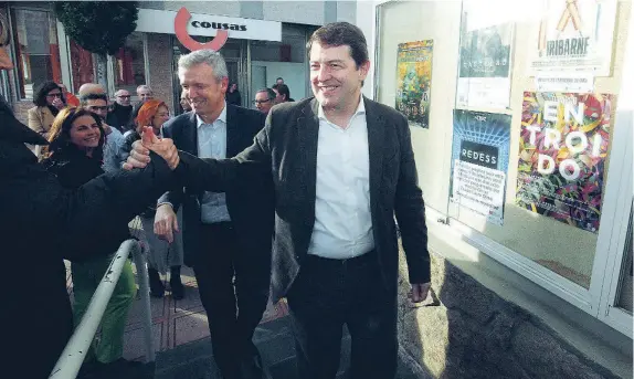  ?? CÉSAR SÁNCHEZ/ICAL ?? El líder del PP regional apoya al candidato popular gallego durante un mitin de campaña en Barco de Valdeorras (Orense)