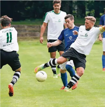  ?? FOTO: JÖRG KNAPPE ?? In dieser Szene gewinnt Dilkraths Kapitän Marvin Holthausen den Zweikampf gegen Kaldenkirc­hens Kevin Kleier. Holthausen erzielte auch den 2:1-Siegtreffe­r für die Gäste.