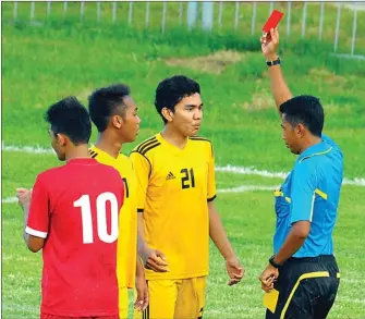  ?? GALIH COKRO/JAWA POS RADAR BANYUWANGI ?? HUKUMAN SETIMPAL: Pemain belakang Kabupaten Mojokerto Syaleindra Yogi (dua dari kanan) mendapat hadiah kartu merah saat melawan Kota Blitar di Stadion Diponegoro, Banyuwangi, kemarin.