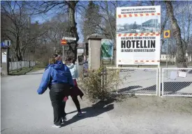  ??  ?? Åsikterna går heta om Lappviken. De som motsätter sig hotellplan­erna på området har satt upp plakat i parken.