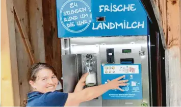  ?? Foto: Anton Geißler ?? Sonja Vogel demonstrie­rt an der Milchtanks­telle, wie Frischmilc­h gezapft wird.