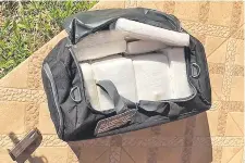  ?? ?? Los panes de cocaína eran transporta­dos en bolsas de tela.