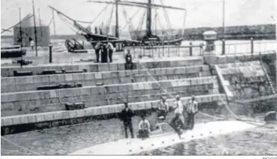  ?? ARCHIVO ?? El marino Isaac Peral y sus ayudantes aparecen a bordo del submarino en el muelle de la Carraca.