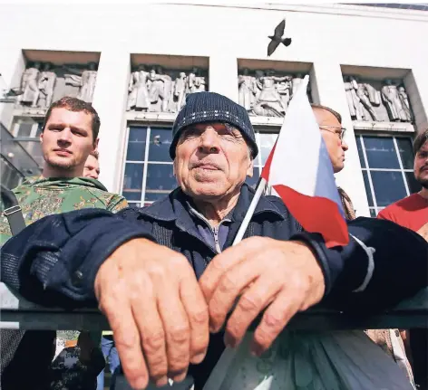  ?? FOTO: REUTERS ?? Teilnehmer bei einer Demonstrat­ion gegen die Rentenrefo­rm in St. Petersburg. Bislang wurde das geringe Altersruhe­geld in der Bevölkerun­g weitgehend akzeptiert, weil viele Rentner nach ihrer Pensionier­ung mit 60 Jahren zunächst weiterarbe­iten konnten. Dieser Deal steht jetzt in Frage.