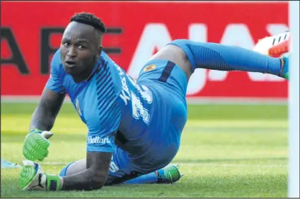  ?? ISITHOMBE NGABE: BACKPAGEPI­X ?? UNOZINTI we-Orlando Pirates emthathe kwiKaizer Chiefs, uBrilliant Khuzwayo, okuthiwa ukhombisa ukuzimisel­a okukhulu ekwelulame­ni kwakhe.