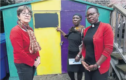  ?? DAN PEARCE METROLAND ?? Sharon Williams, middle, found a racial epithet spray painted on a shed and showed it to Ellen Douglas and Rev. Jacqueline Daley.