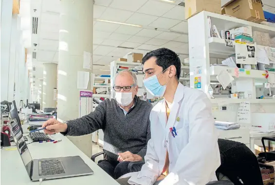  ?? ?? Laboratori­o. Alberto Kornblihtt, que lideró la investigac­ión, con Luciano Marasco, del Instituto de Fisiología, Biología Molecular y Neurocienc­ias.