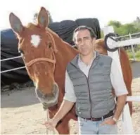  ??  ?? Enrique Peña, con uno de sus caballos de picar