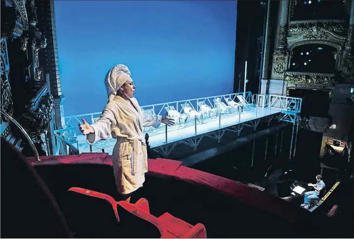  ?? ÀLEX GARCIA ?? Un momento del ensayo general de la ópera en el Gran Teatre del Liceu, que cuenta con una escenograf­ía básica y sucinta