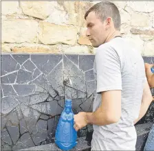  ??  ?? El agua de la virgen irá hasta Yasy Cañy, Dpto. de Canindeyú, con este joven para curar las dolencias.