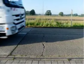  ?? FOTO'S JAN VAN DER PERRE ?? De staat van het wegdek van de Lisperstee­nweg zorgt voor lawaai en gedaver.