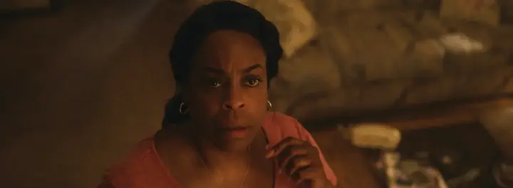  ?? ?? Niecy Nash in Monster: The Jeffrey Dahmer Story.