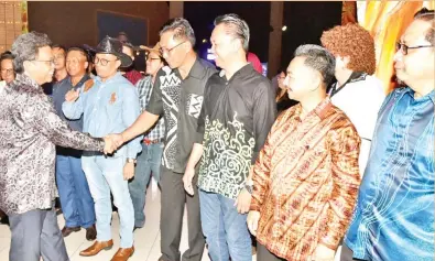  ??  ?? SHAFIE bersalaman dengan warga KYS yang menyambut ketibaanny­a di majlis itu.