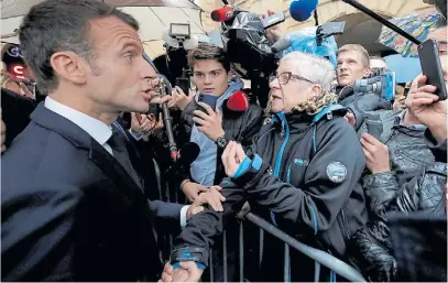  ?? REUTERS ?? Debate. El presidente Macron llega a un pueblo a conmemorar el armisticio de la Primera Guerra.