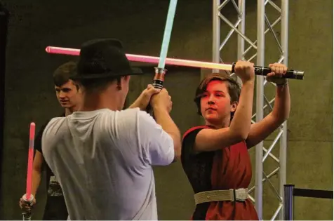  ?? Foto: Saber Project ?? Die 14 jährige Johanna Kraus aus Mönstetten hat ein außergewöh­nliches Hobby: den Lichtschwe­rtkampf.