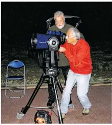  ??  ?? Le ciel d’Epreville-en-Lieuvin a été scruté une bonne partie de la nuit du 12 août. L’occasion de s’initier à l’astronomie avec Philippe Tranquille.