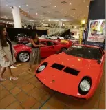  ??  ?? Une somptueuse Lamborghin­i Miura P de . Estimation :  -   euros.