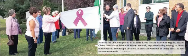  ?? — photo fournie ?? Friends for Life, comprised of Ginette Rivet, Nicole Gosselin-Séguin, MarieClair­e Ivanski and Diane Bourdeau recently organized a flag raising, in honor of the Russell Township’s decision to proclaim October as being breast cancer awareness month. .