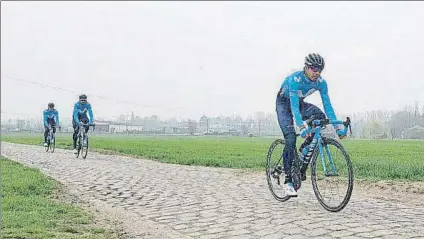  ?? FOTO: MOVISTAR ?? Landa, Quintana y Valverde ruedan sobre uno de los tamos de pavé por el que circulará la novena etapa del Tour de Francia