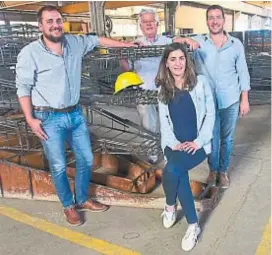  ?? (LA VOZ) ?? Se va la tercera. Con Mariano, María José y Juan Ignacio, la nueva generación de la familia en la fábrica de Bell Ville.