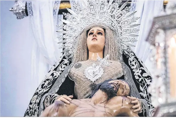  ?? ?? Imagen de la Virgen de Caridad sobre el paso, en el interior de la iglesia de San Francisco.