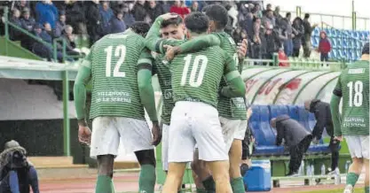  ?? FJ ZAMORA ?? Los jugadores del Villanoven­se celebran un gol en casa.