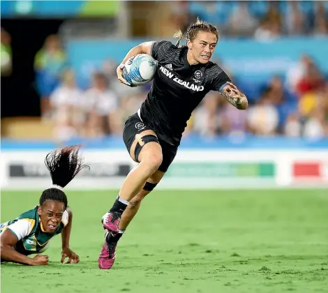  ?? GETTY IMAGES/ PHOTOTEK ?? Niall Williams leaves a South African defender in her wake during a sevens match at the Commonweal­th Games in April. Inset, she watches a league game in Auckland with her children and brother, Sonny Bill Williams.