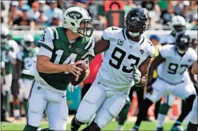  ?? [JOHN RAOUX/THE ASSOCIATED PRESS] ?? Jets quarterbac­k Sam Darnold, left, tries to get past Jaguars defensive tackle Calais Campbell (93) on Sunday in Jacksonvil­le, Fla.