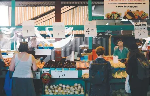  ?? ADIL BOUKIND LE DEVOIR / MONTAGE LE DEVOIR ?? Marché Jean-Talon. Malgré le soleil, les allées du marché public sont délaissées par les badauds, même si les étals, eux, sont bondés d’aliments frais. Un employé, non masqué, agrémente tous les clients d’un bon coup de « push-push », aux deux seules entrées prévues pour accéder aux comptoirs des marchands. Côté distanciat­ion, pas de soucis. « Depuis le début de la saison, on a la moitié moins de clients. Quand les nouvelles sont bonnes, ils sont plus nombreux, mais quand ça va mal… », affirme un employé de la ferme René Plouffe, de l’Épiphanie, retranché derrière son écran translucid­e. Depuis que les touristes ont pris la poudre d’escampette, l’achalandag­e n’y est plus, se désole un autre vendeur. Croisé à la sortie, un client confirme : « Il n’y a pas grand monde, mais ça dépend des jours. Ici, au moins, tout se fait en plein air. C’est plus sécuritair­e. »