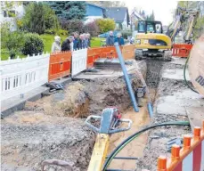  ?? FOTO: BAUCH ?? Der Gemeindera­t Adelmannsf­elden besichtigt bei einem Ortstermin die Fortschrit­te beim Breitbanda­usbau.