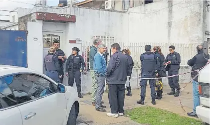  ??  ?? Lugar. La casa de la masacre, en Tres de Febrero al 3800, de Caseros. El jubilado había enviudado y vivía solo.