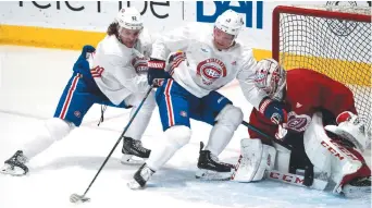  ??  ?? Max Domi contrôle la rondelle devant Jonathan Drouin (92), pendant que le gardien Carey Price couvre les angles. - La Presse canadienne: Paul Chiasson