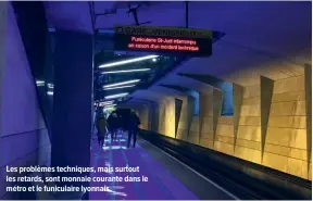  ??  ?? Les problèmes techniques, mais surtout les retards, sont monnaie courante dans le métro et le funiculair­e lyonnais.